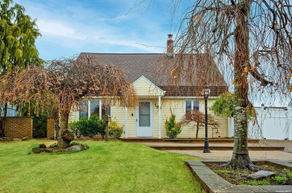 197 Saddle Lane Levittown NY 11756