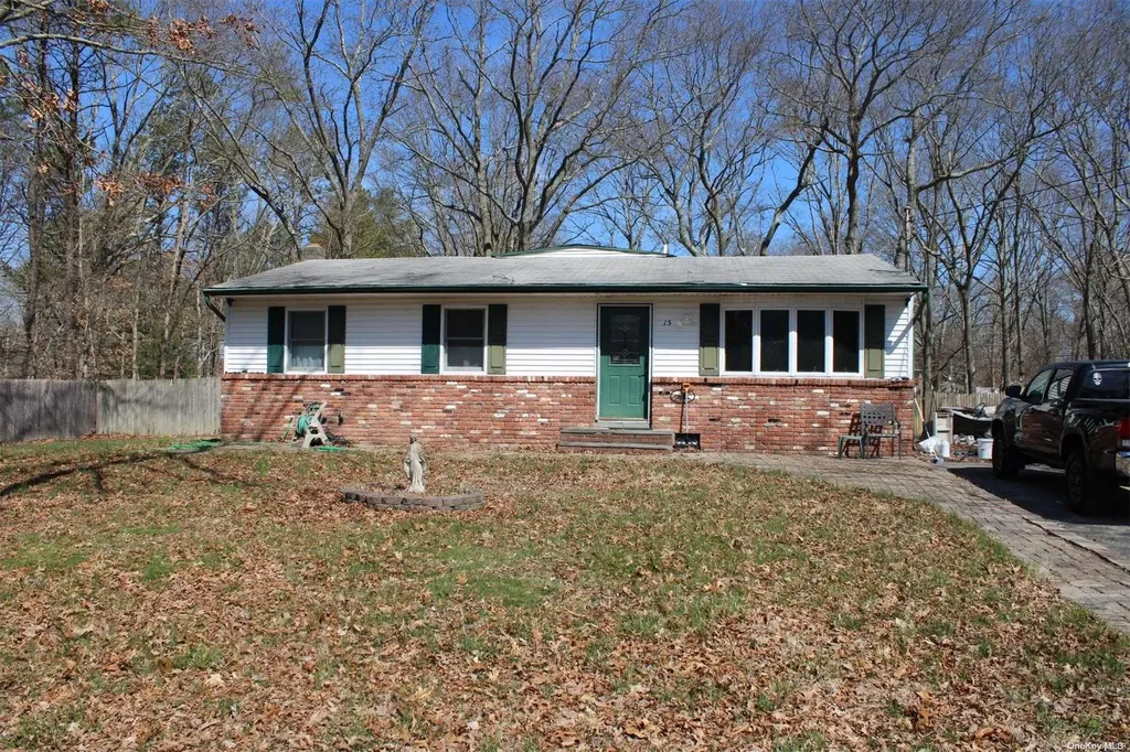15 Elizabeth Way Ridge NY 11961
