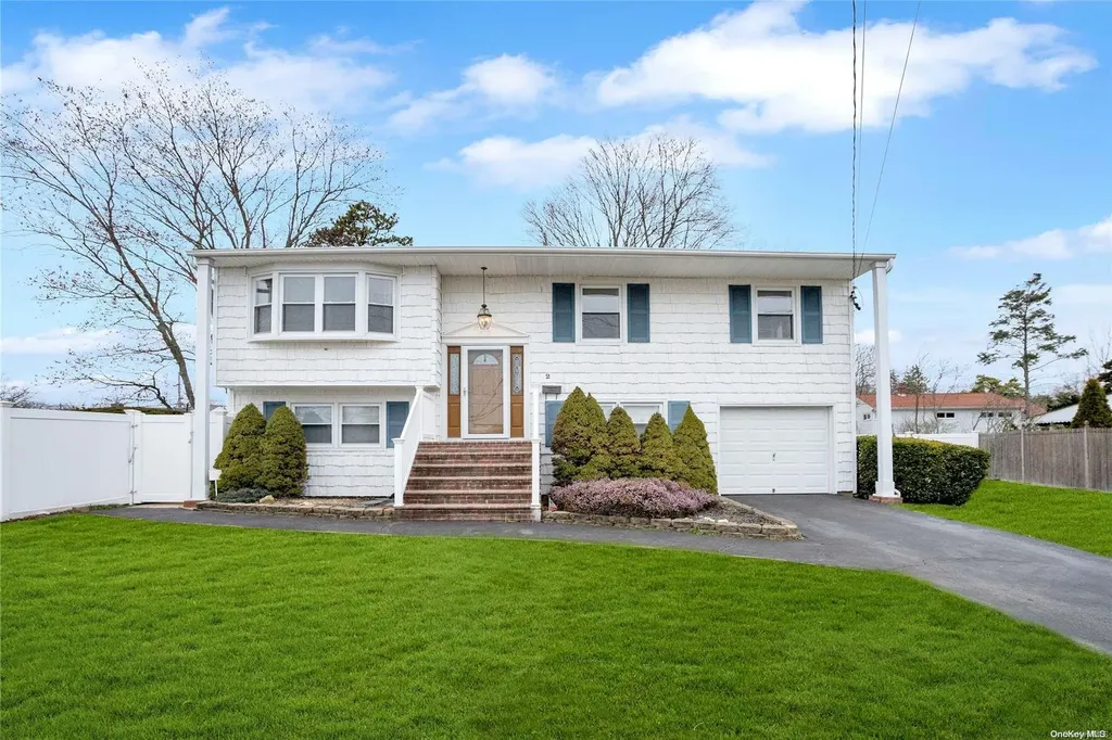 2 Crown Street North Babylon NY 11703