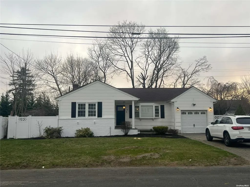 37 S Arizona Road West Babylon NY 11704