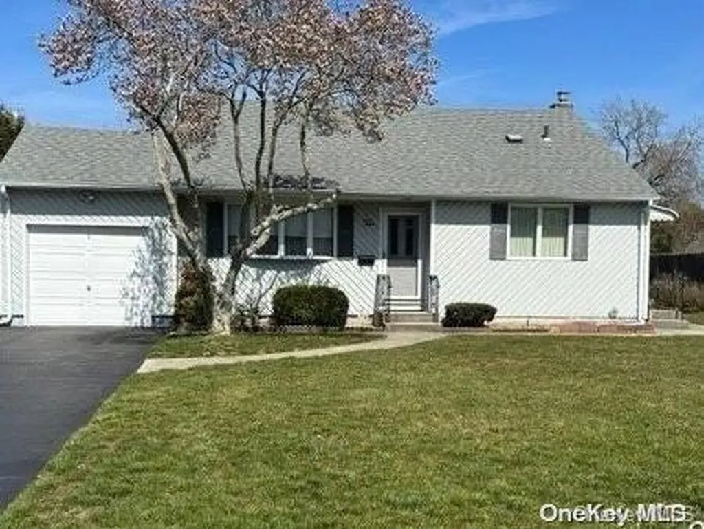 10 Berard Boulevard Oakdale NY 11769