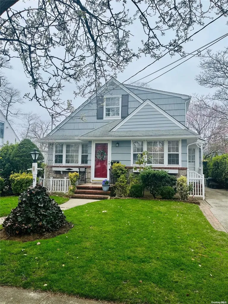 19 Beech Court Malverne NY 11565