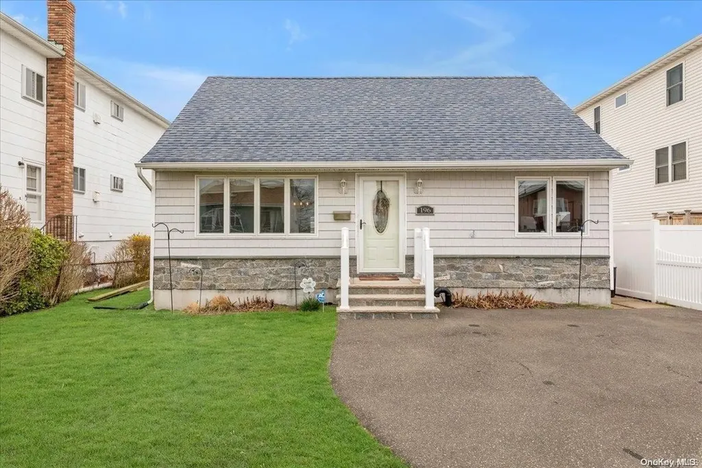 196 Quebec Road Island Park NY 11558