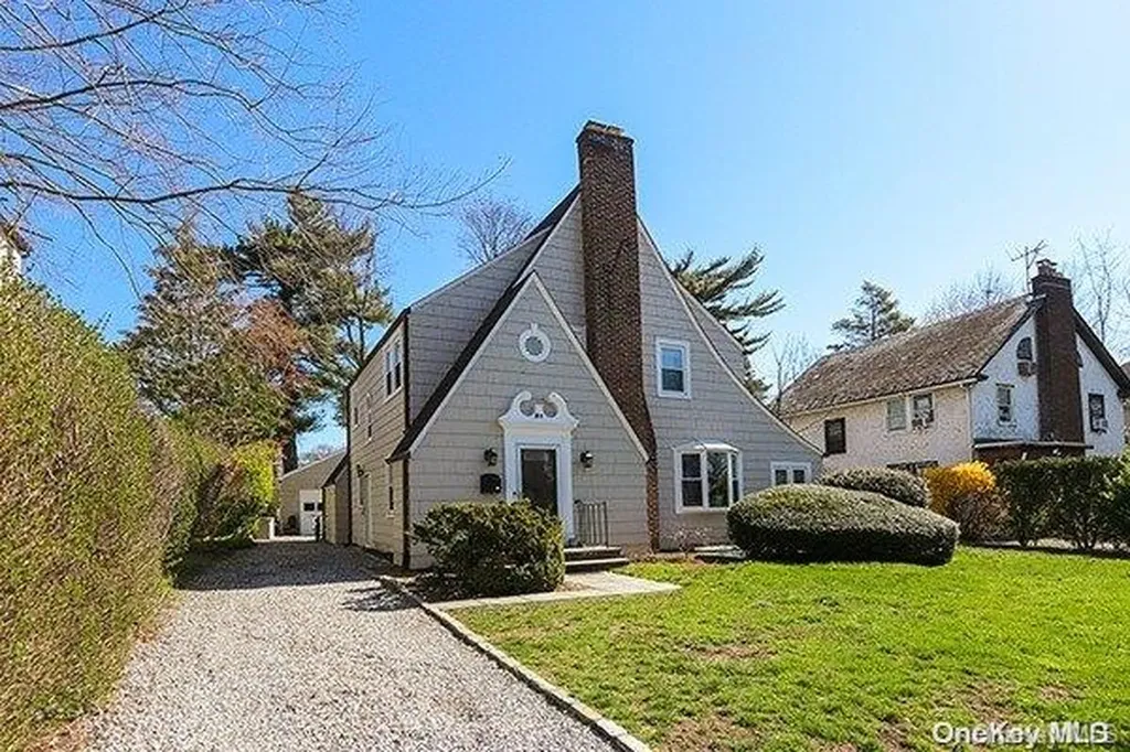 21 Nirvana Avenue Great Neck NY 11023