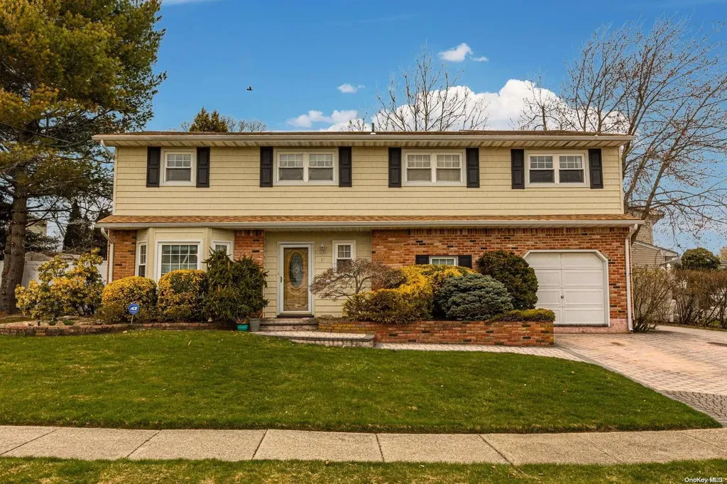 17 Brooktree Circle Lindenhurst NY 11757