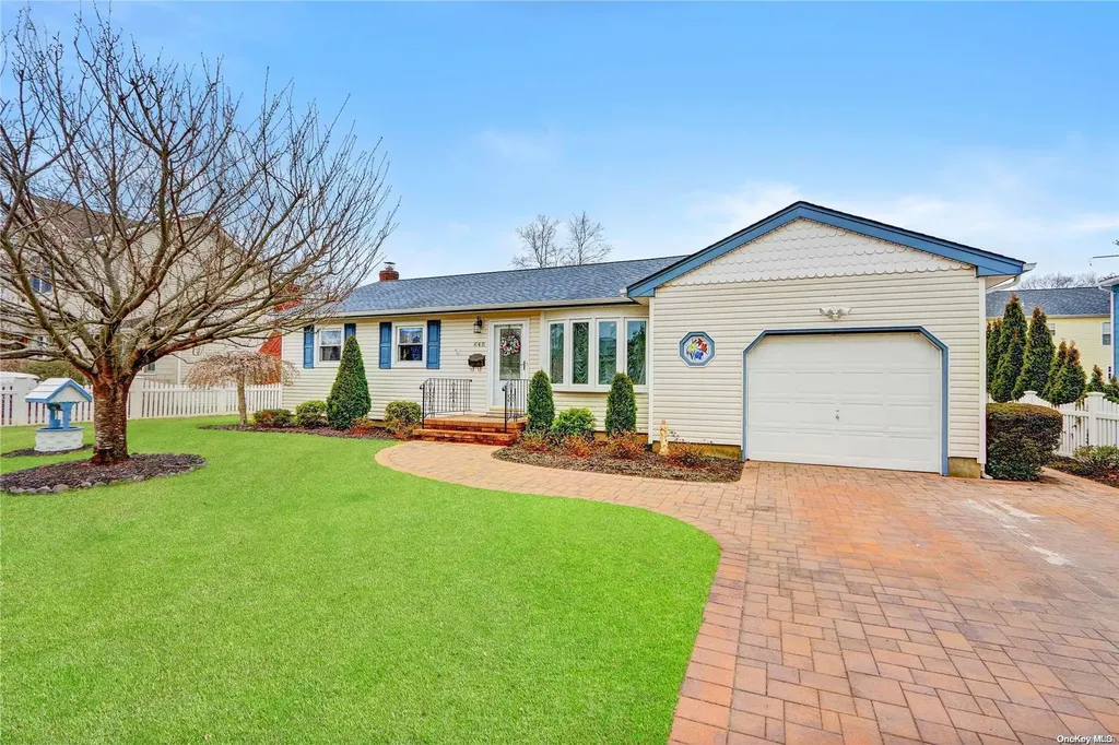 648 Peconic Avenue West Babylon NY 11704