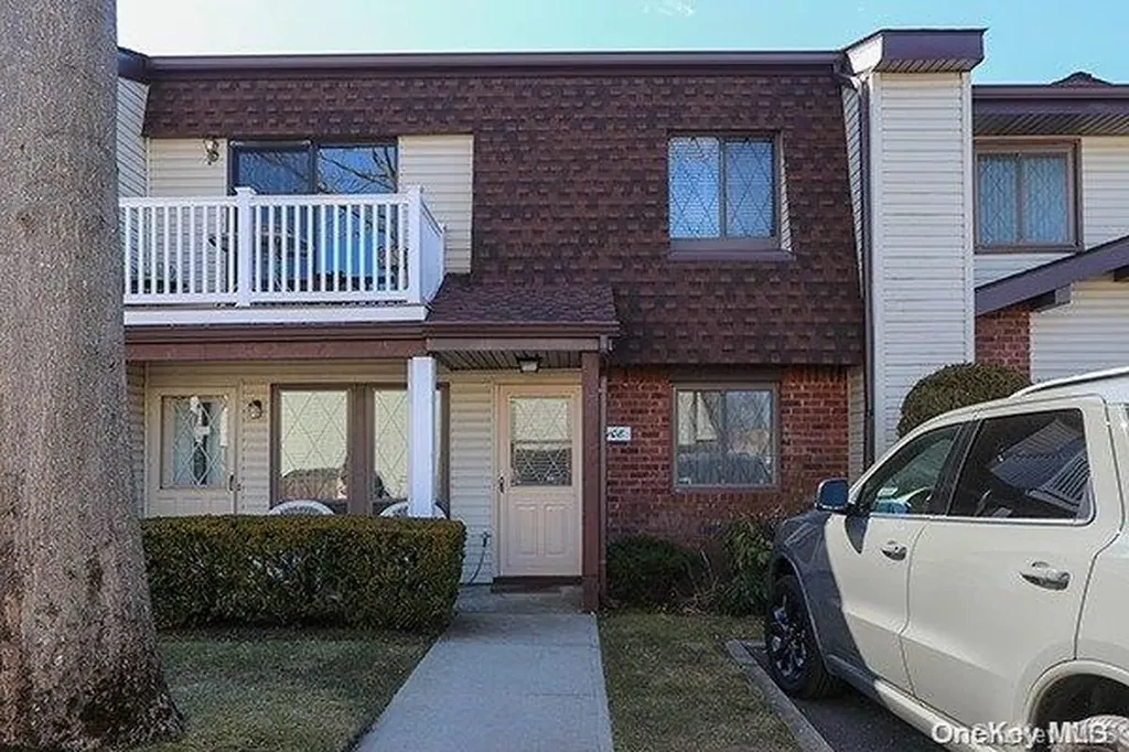 108 Cambridge Drive Copiague NY 11726