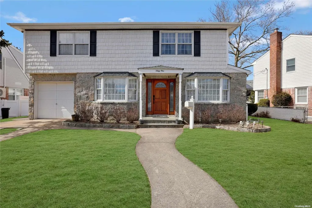 61 Devonshire Drive New Hyde Park NY 11040