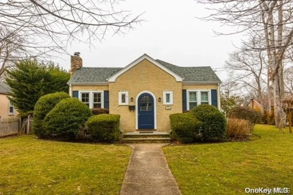 487 Peters Boulevard Brightwaters NY 11718