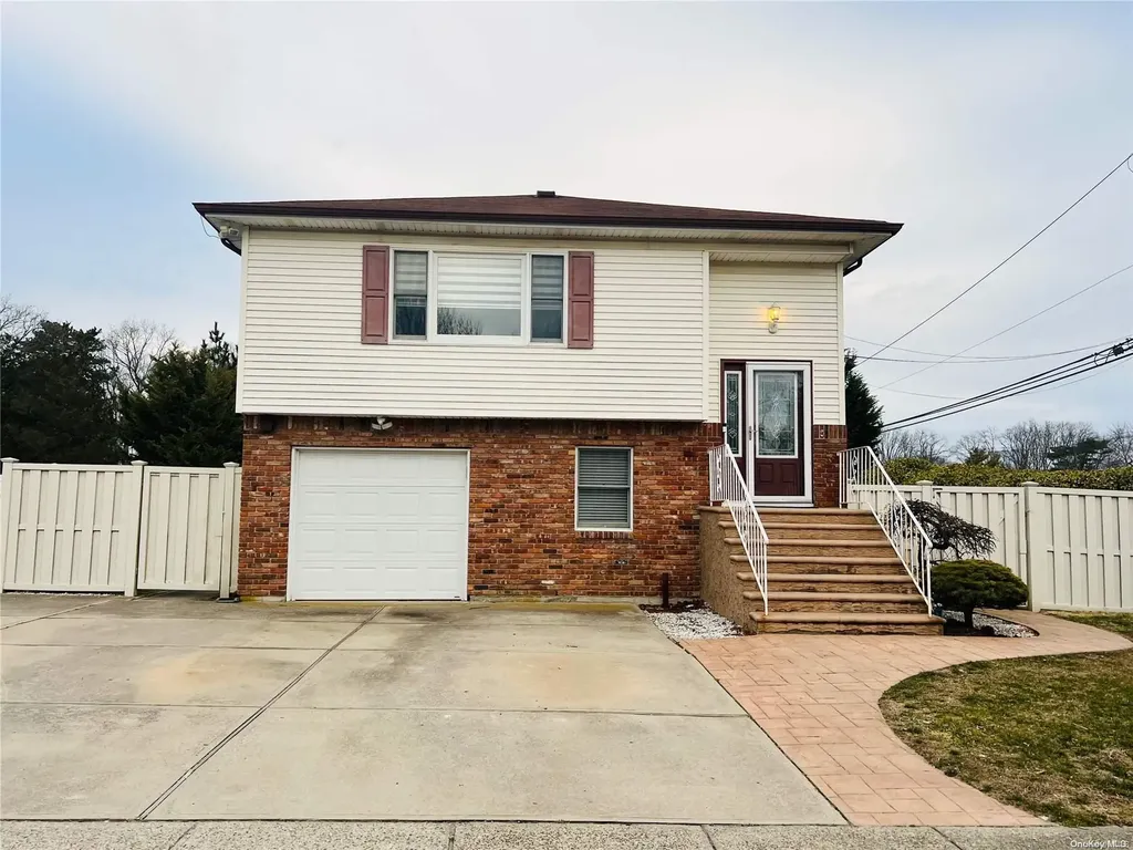 2 Jay Court Islip NY 11751