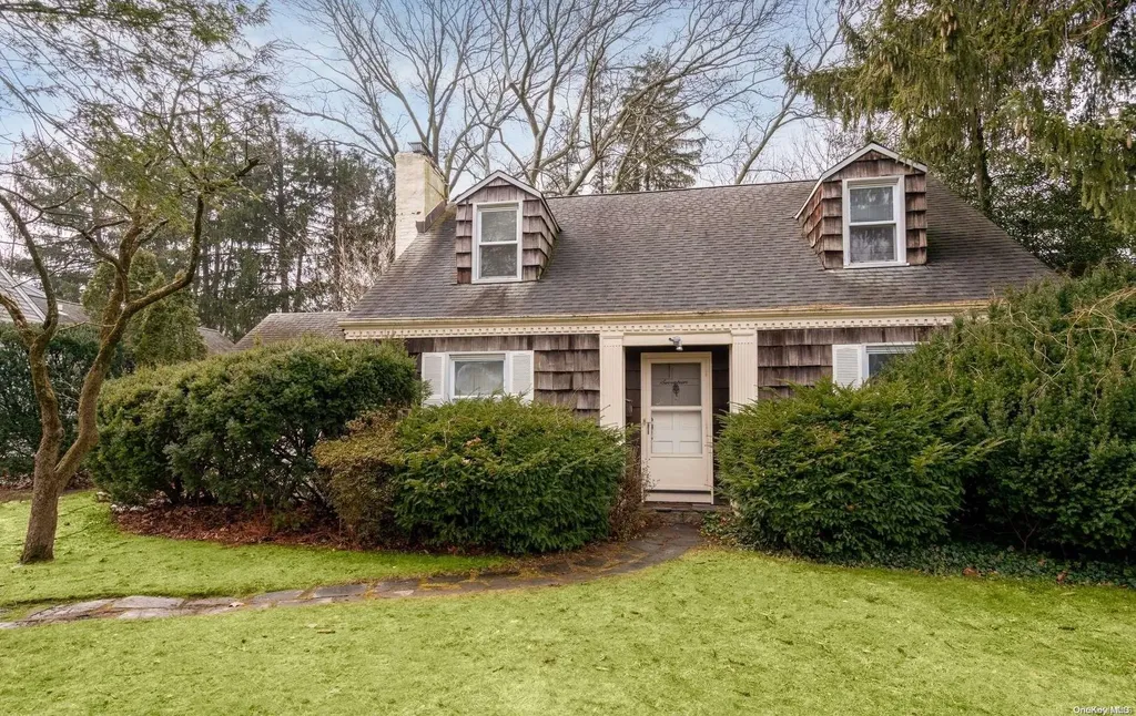 17 Ridge Drive W Roslyn NY 11576