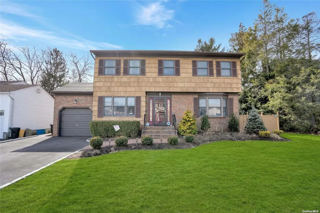 7 Hollyberry Road Plainview NY 11803