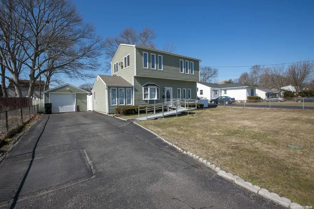 1086 Hyman Avenue Bay Shore NY 11706