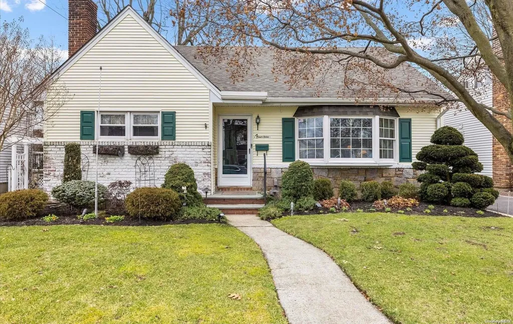 14 Ambrose Avenue Malverne NY 11565