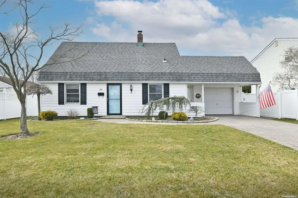 28 Barnyard Lane Levittown NY 11756