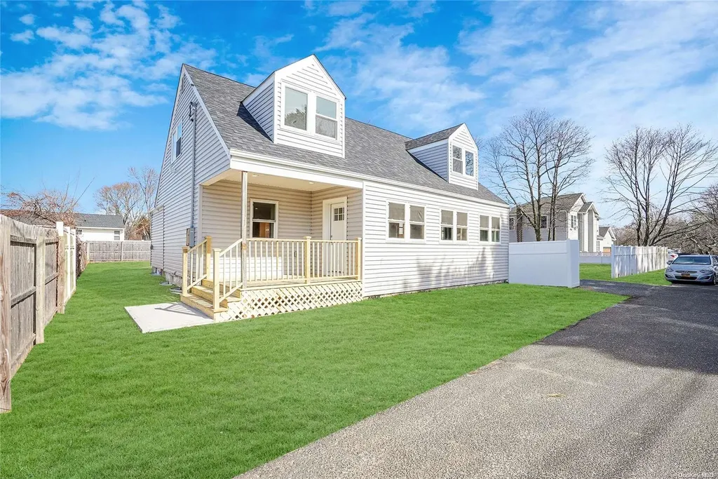 27 Dowsing Avenue Bay Shore NY 11706