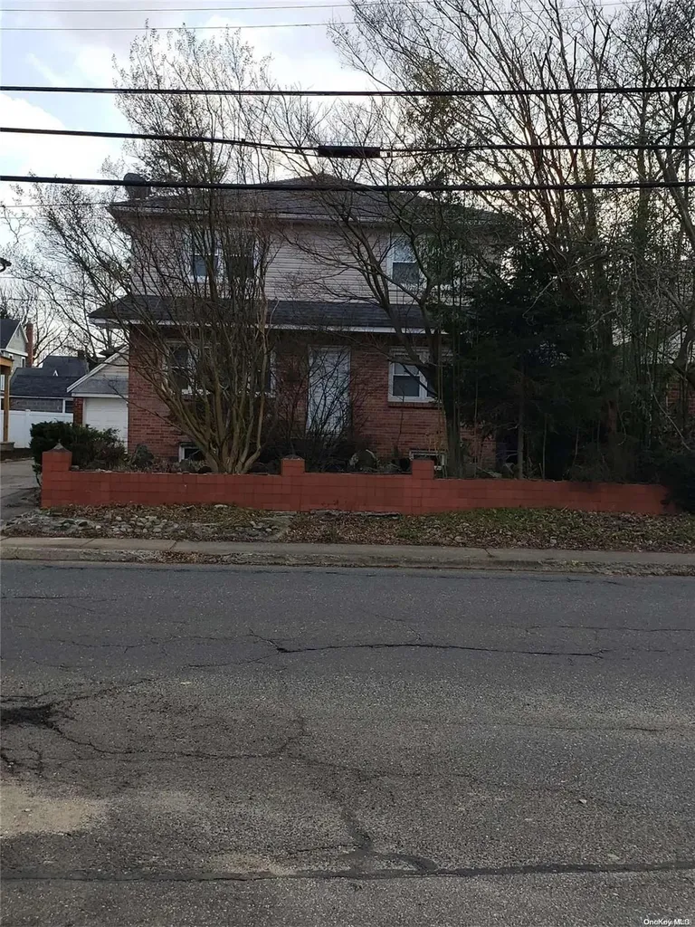 90 Bayview Avenue Manhasset NY 11030