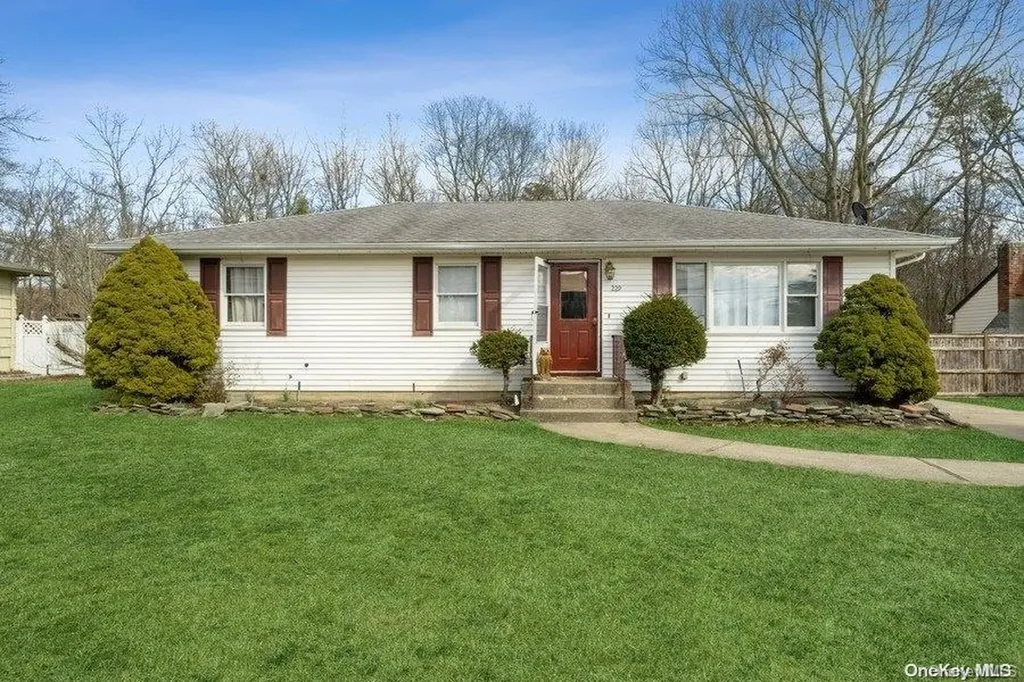 229 Hounslow Road Shirley NY 11967