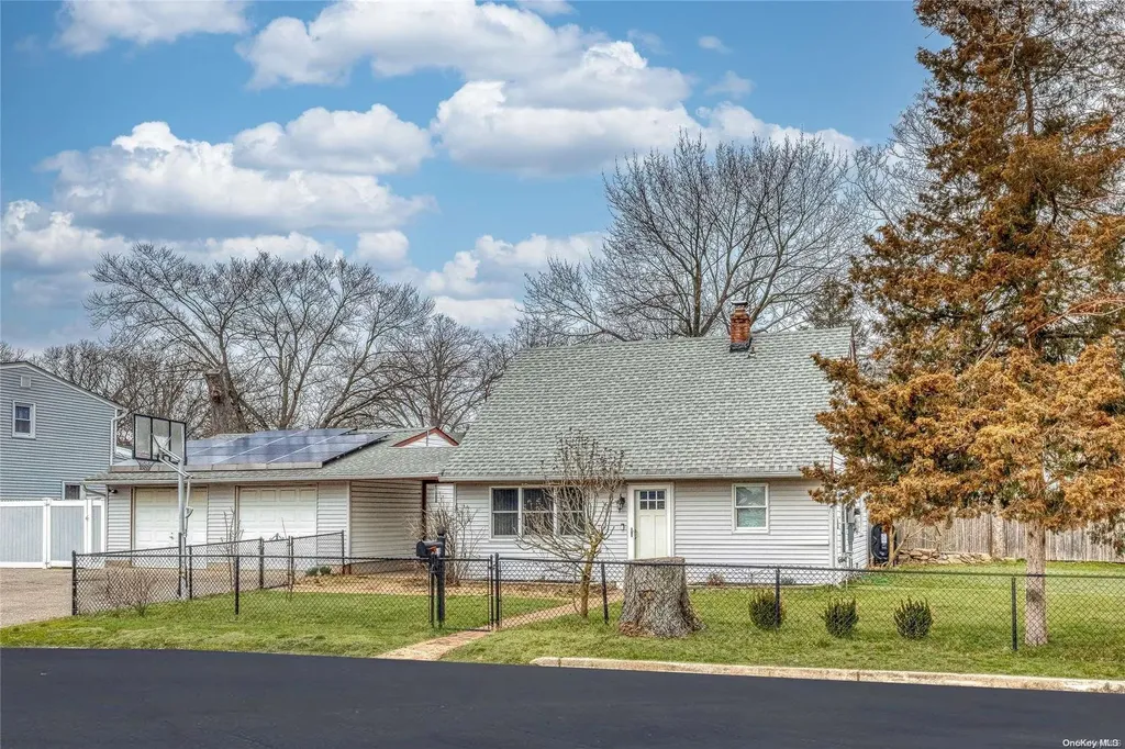 569 Beech Street North Babylon NY 11703