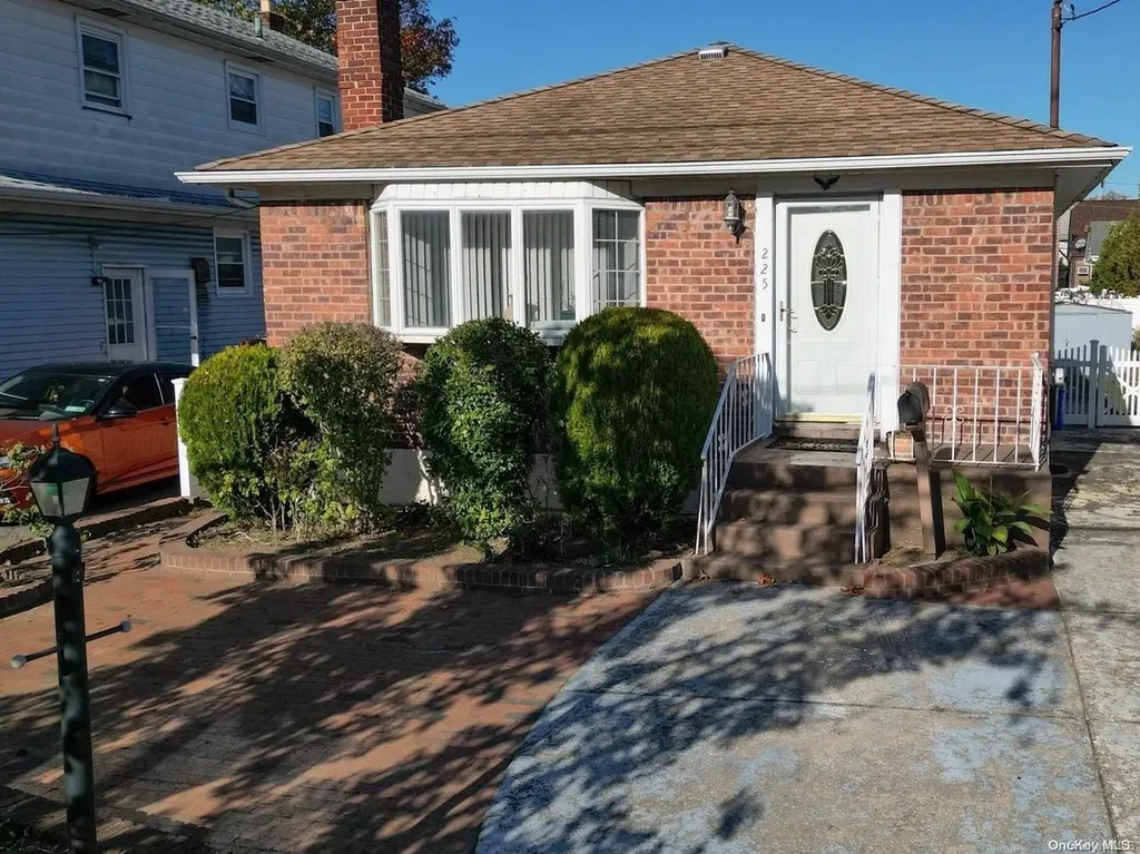 225 E Mineola Avenue Valley Stream NY 11580