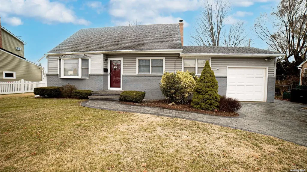 16 Salem Avenue West Babylon NY 11704