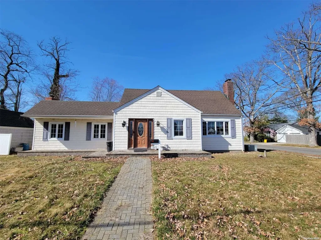 21 Algonquin Avenue Massapequa NY 11758