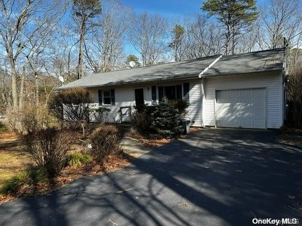21 Primrose Path Manorville NY 11949