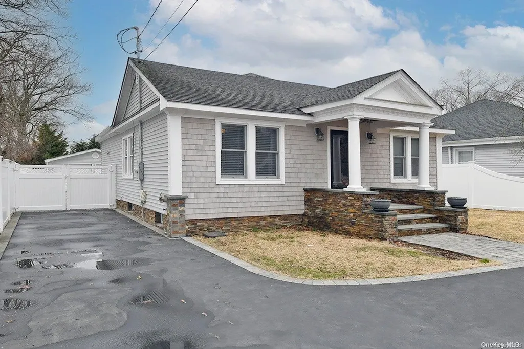 1046 Sullivan Street Bay Shore NY 11706