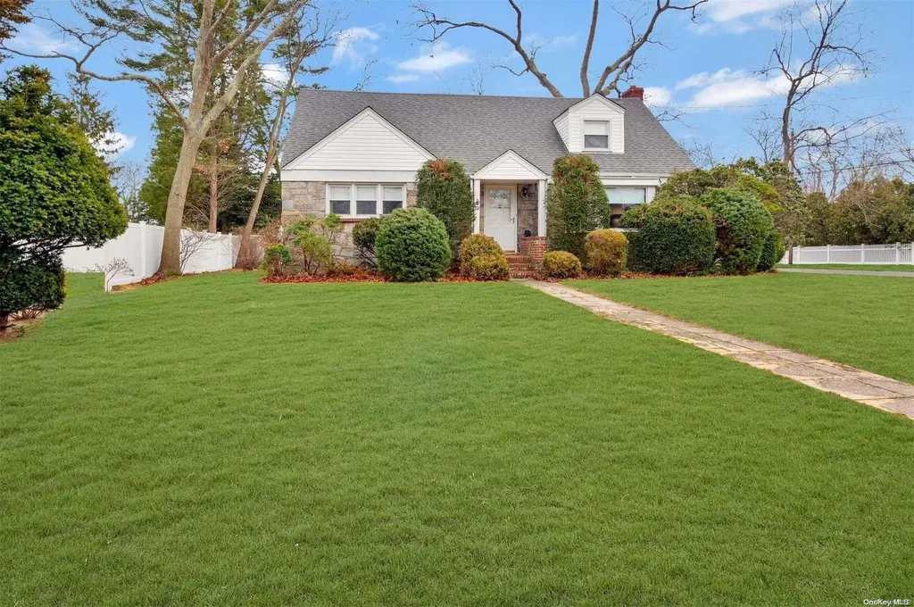 12 Dixie Lane East Islip NY 11730