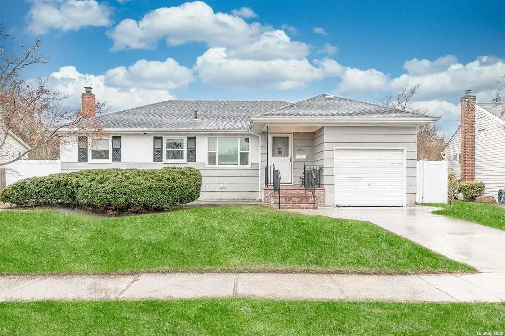 2044 Saddle Path Seaford NY 11783