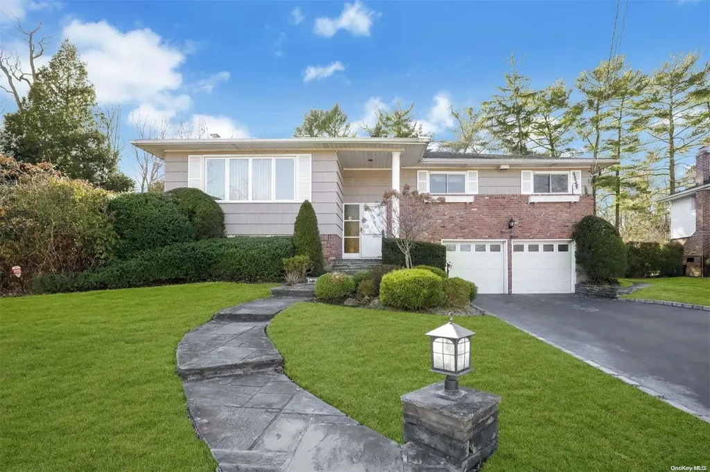99 Reed Drive Roslyn NY 11576