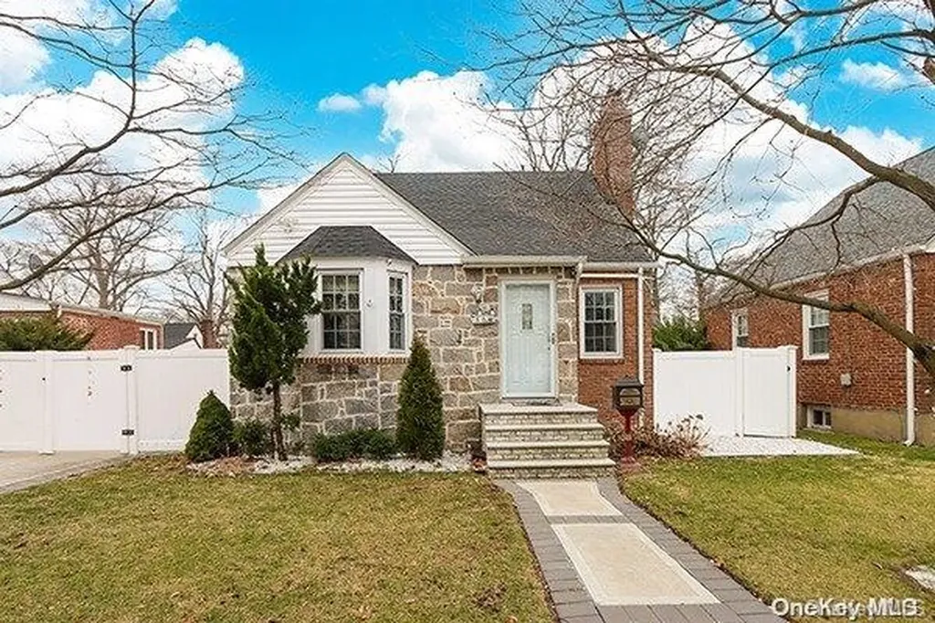 86 E Fenimore Street Valley Stream NY 11580