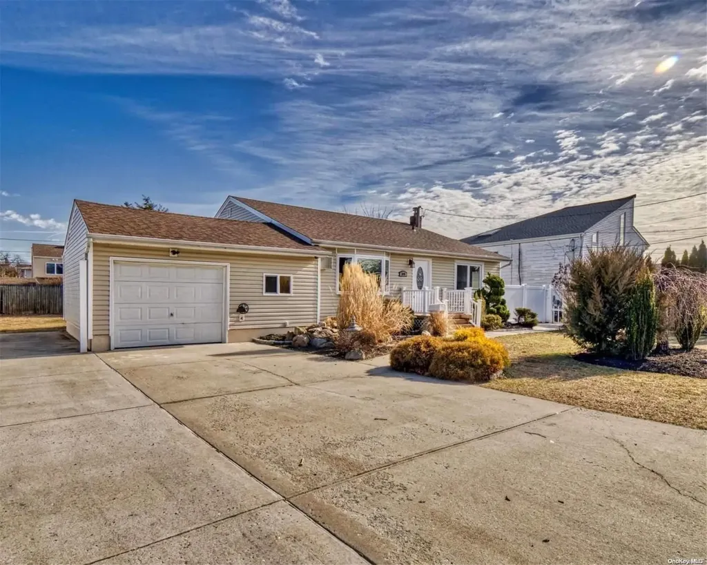348 Granada Parkway Lindenhurst NY 11757
