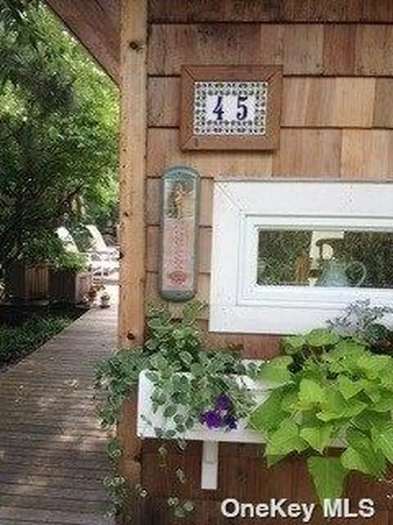 45 Evergreen Walk Seaview NY 11770