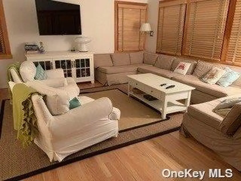 45 Evergreen Walk Seaview NY 11770