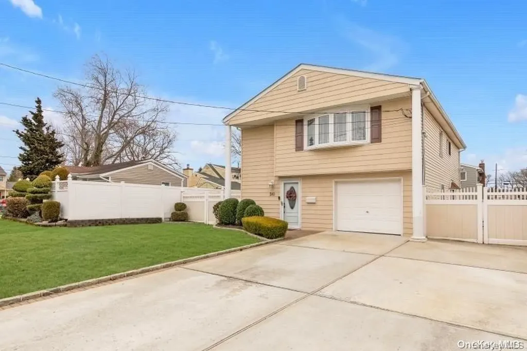 240 Broadway West Babylon NY 11704