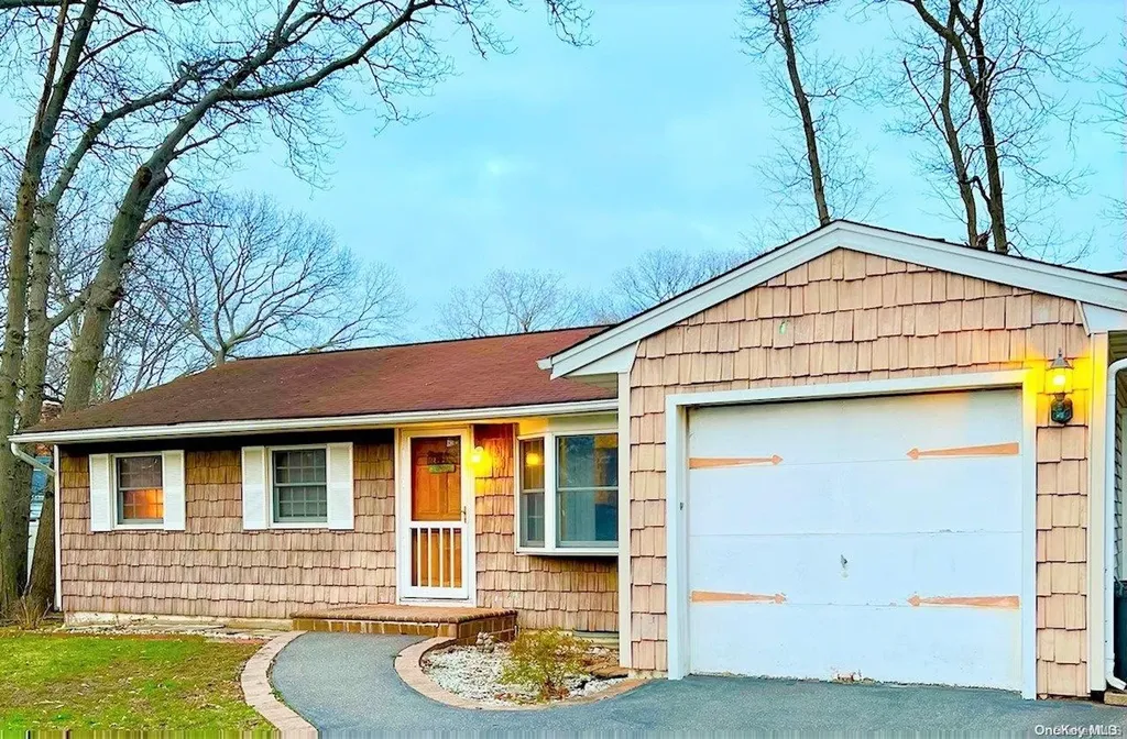 33 Janice Lane Selden NY 11784