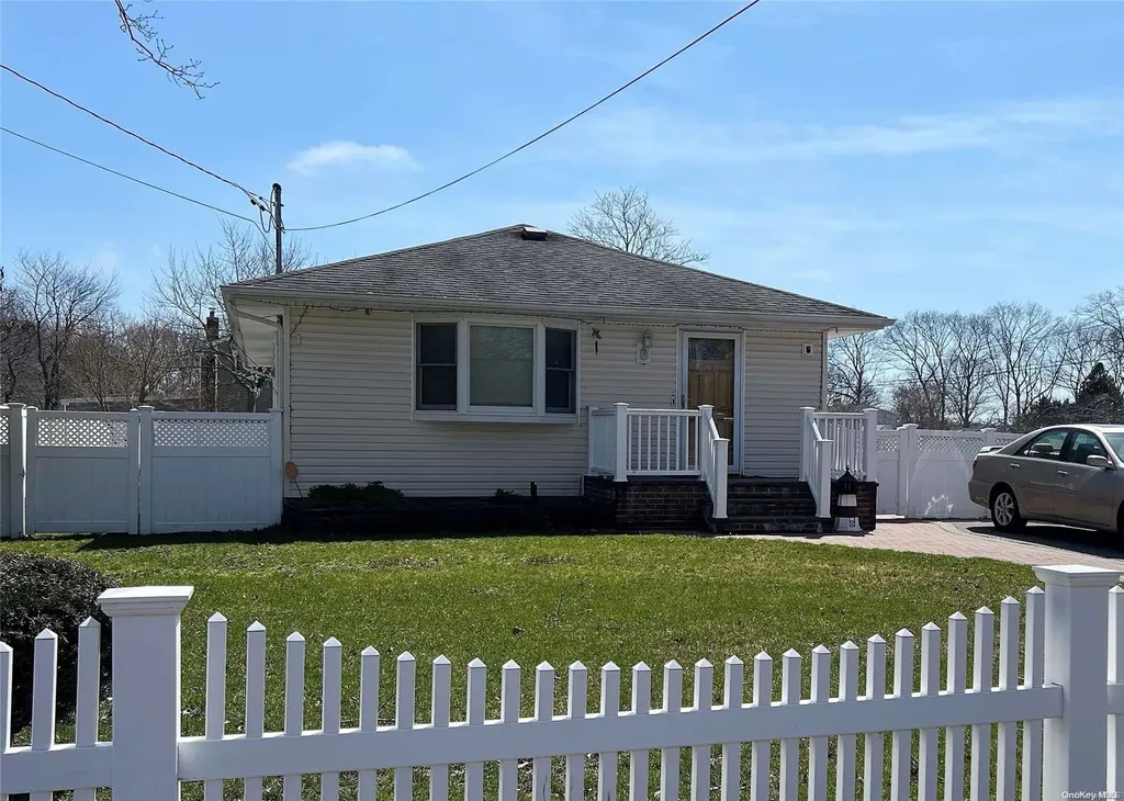 8 Pawnee Avenue Mastic NY 11950