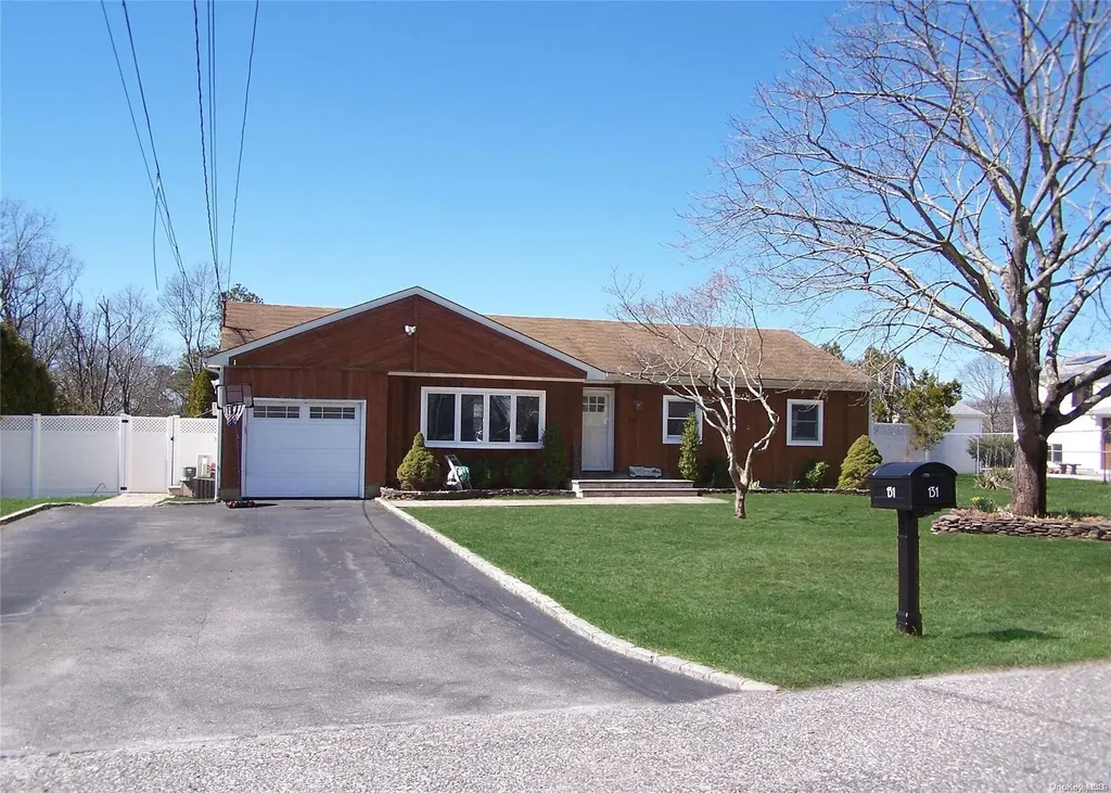 131 W End Avenue Shirley NY 11967