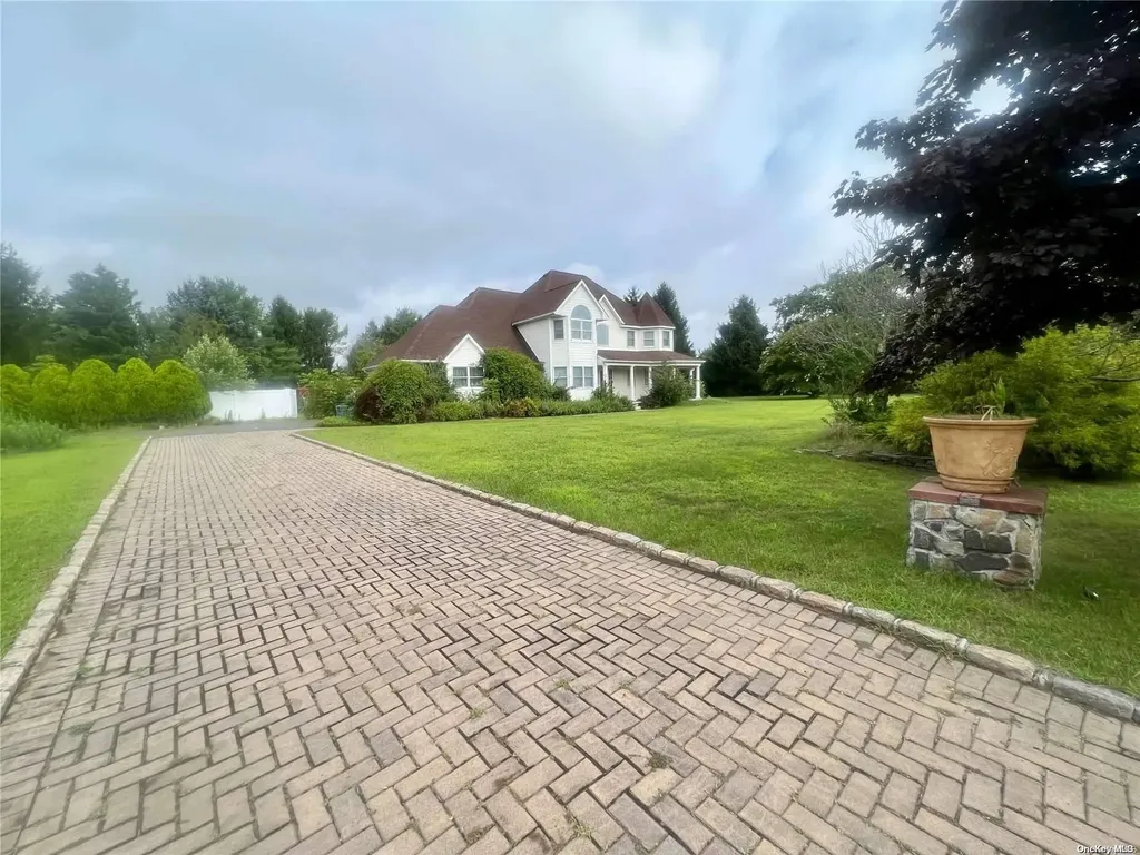 29 Roberts Path Wading River NY 11792