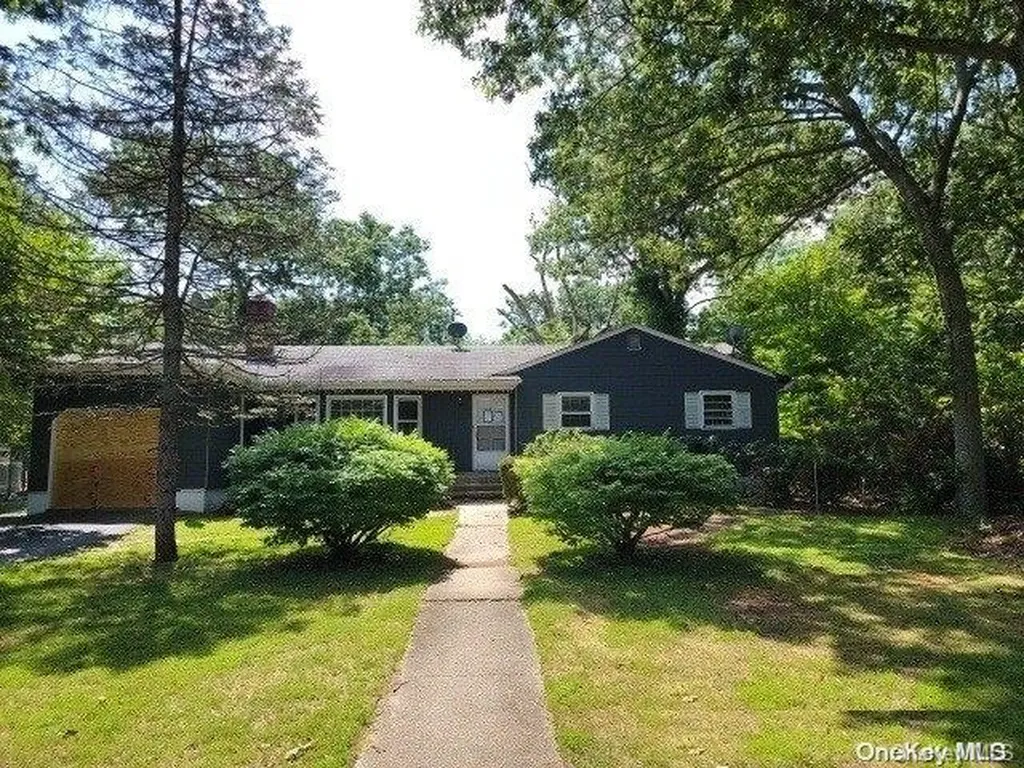 56 Beach Lane Coram NY 11727