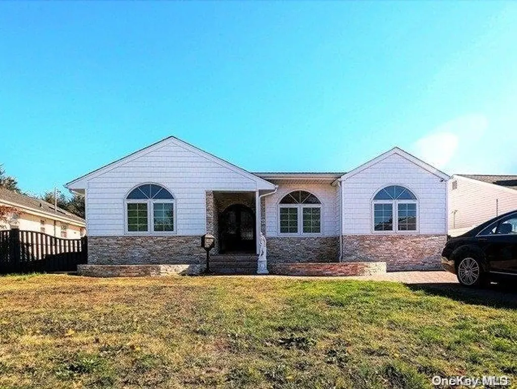 39 Laurel Court Plainview NY 11803