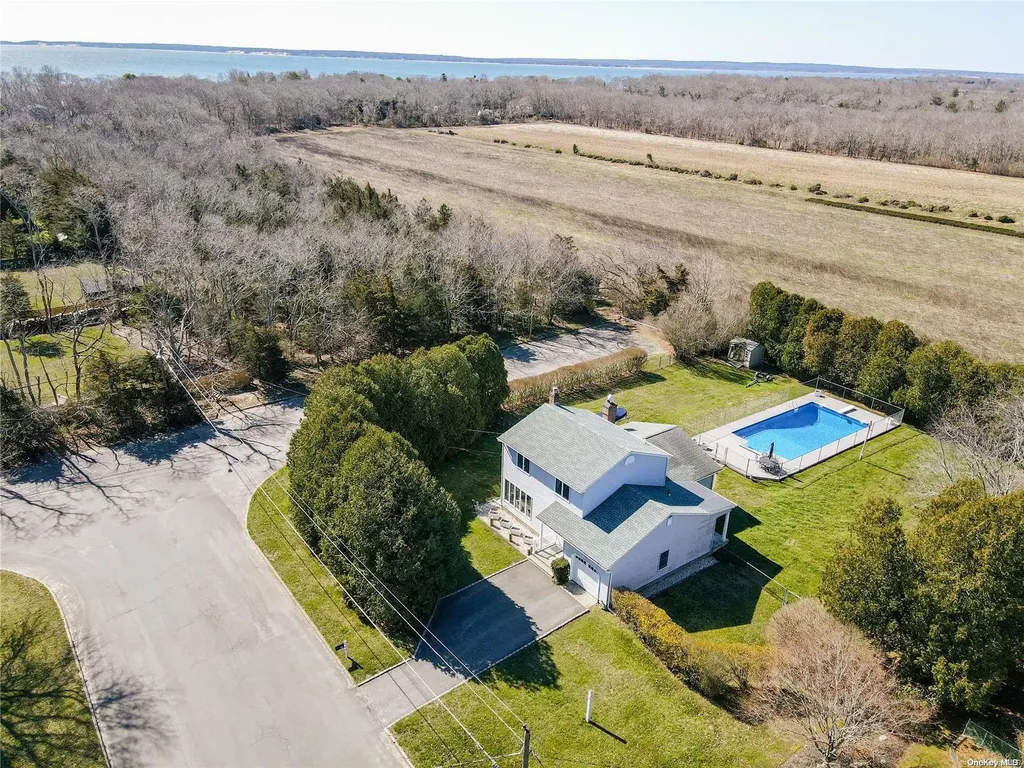 895 Delmar Drive Laurel NY 11948