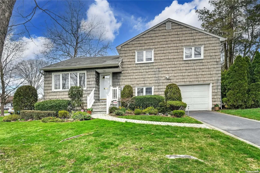 12 Bengeyfield Drive East Williston NY 11596