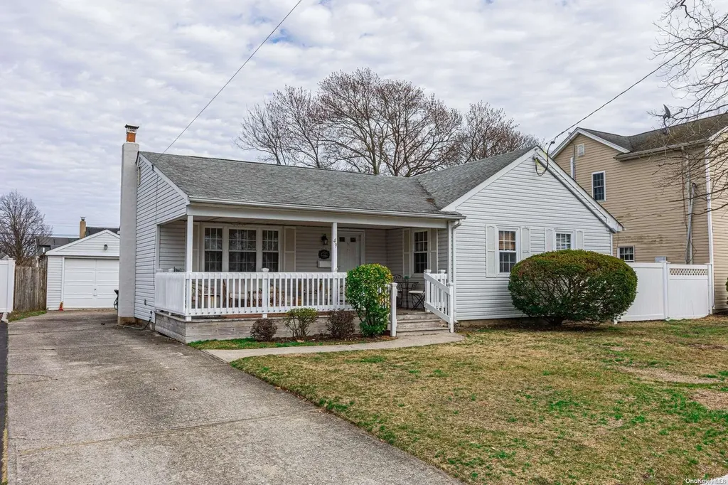 49 Beachwood Drive Babylon NY 11702