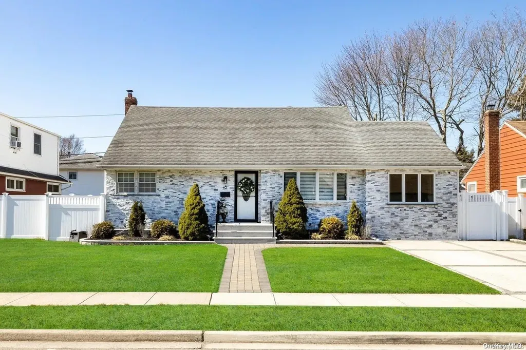 62 Lincoln Road W Plainview NY 11803