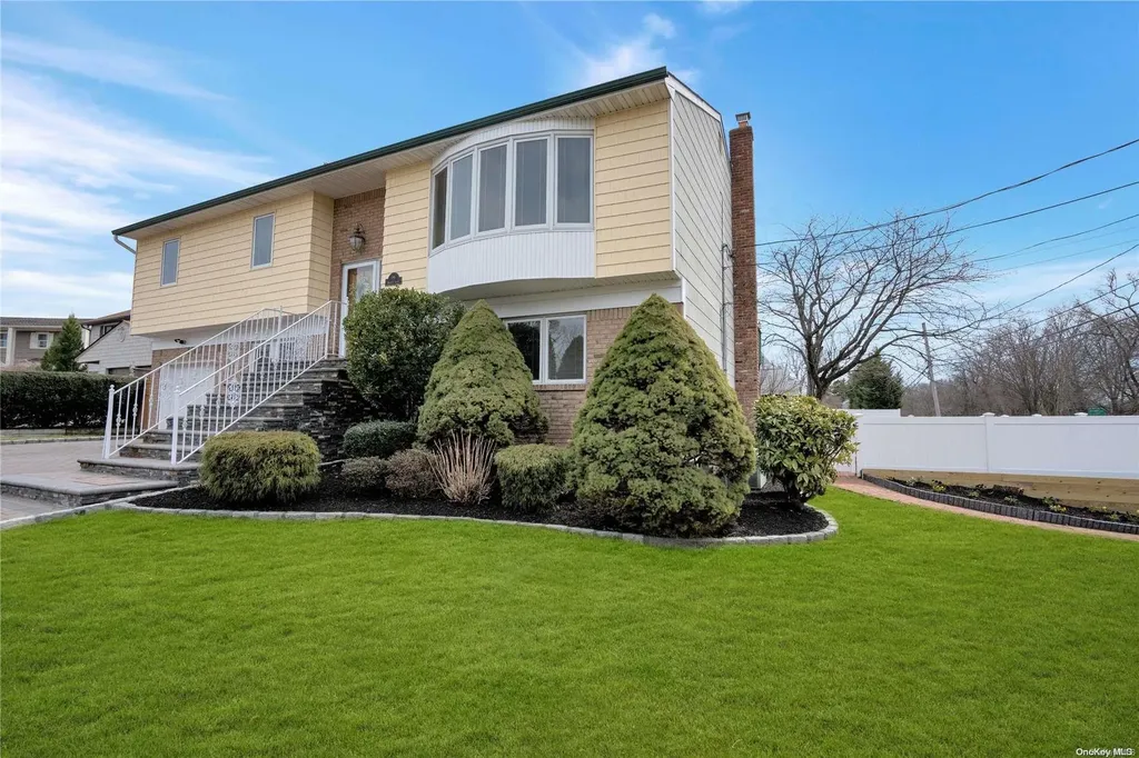 1 Meredith Court Plainview NY 11803
