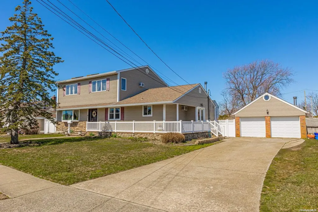 16 E Saltaire Road Lindenhurst NY 11757