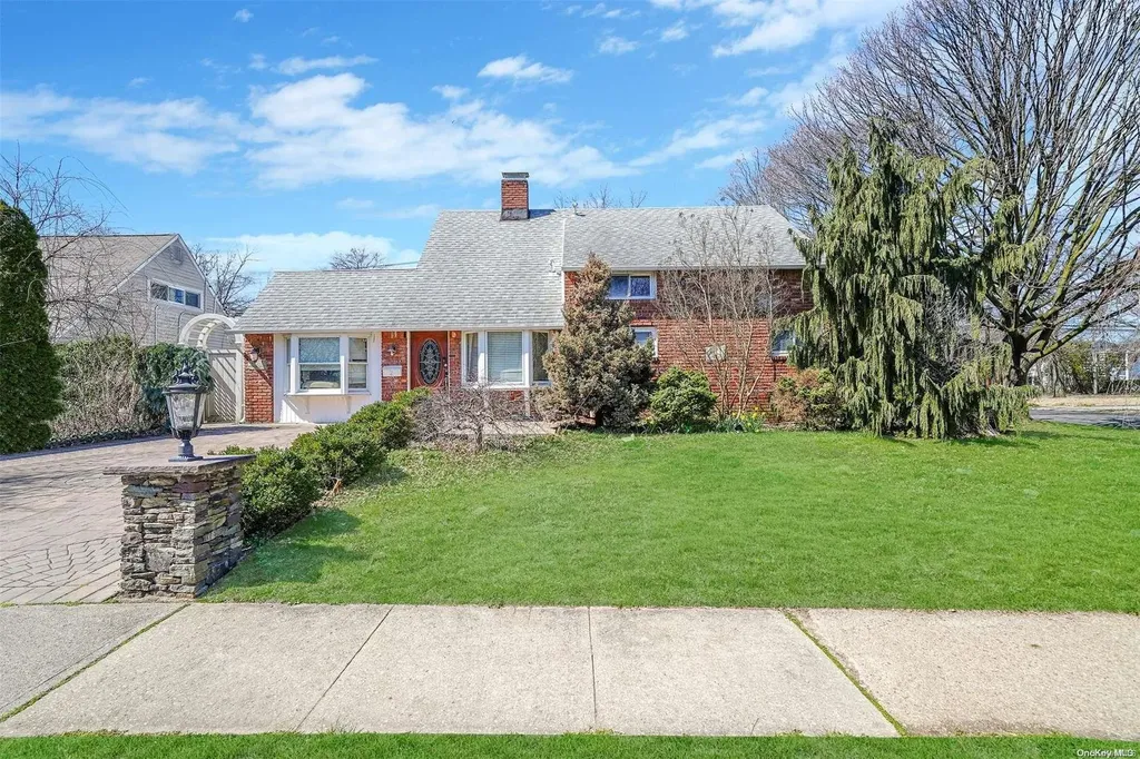 2 Hardy Lane Westbury NY 11590