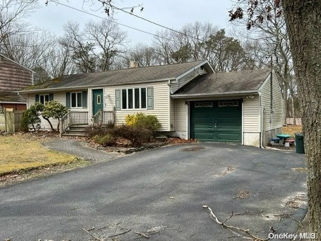 71 Hettys Path Centereach NY 11720